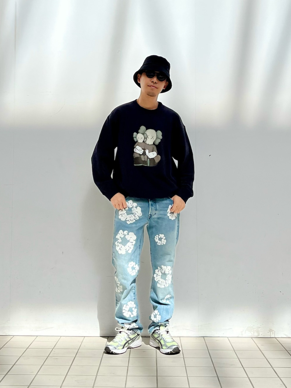 「秋服まるっと大公開、おしゃれさんと繋がりたい、スウェット、UNIQLO、ユニクロ、kaws、デニム、デニムパンツ、DENIM TEARS、asics、バケットハット、秋服」｜「UNIQLOのアイテム（スウェット、ブラック系）」を使った、macky☺︎さん（メンズ・172cm）の秋コーディネートの2枚目の写真