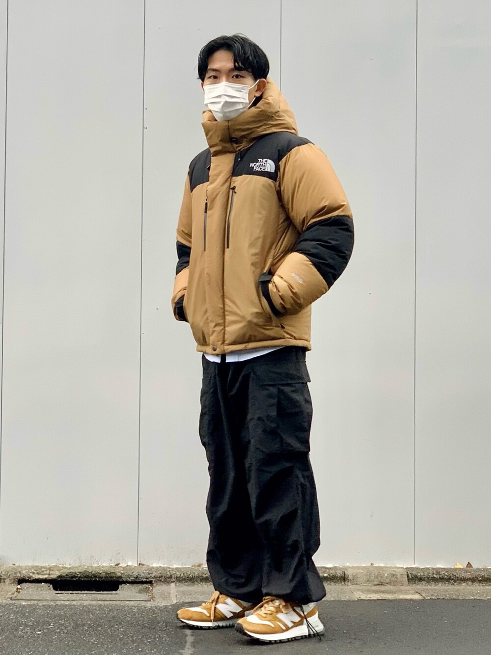 「おしゃれさんと繋がりたい、THE NORTH FACE、ノースフェイス、バルトロライトジャケット、バルトロ、AMI、オックスフォードシャツ、カーゴパンツ、ワイドパンツ、ダウンジャケット、ニューバランス、冬服」|「THE NORTH FACEのTHE NORTH FACE/ノースフェイス バルトロライトジャケット ND91950(ダウンジャケット/コート、ブラウン系)」を使った、macky☺︎さん(メンズ・172cm)の冬コーディネートの2枚目の写真
