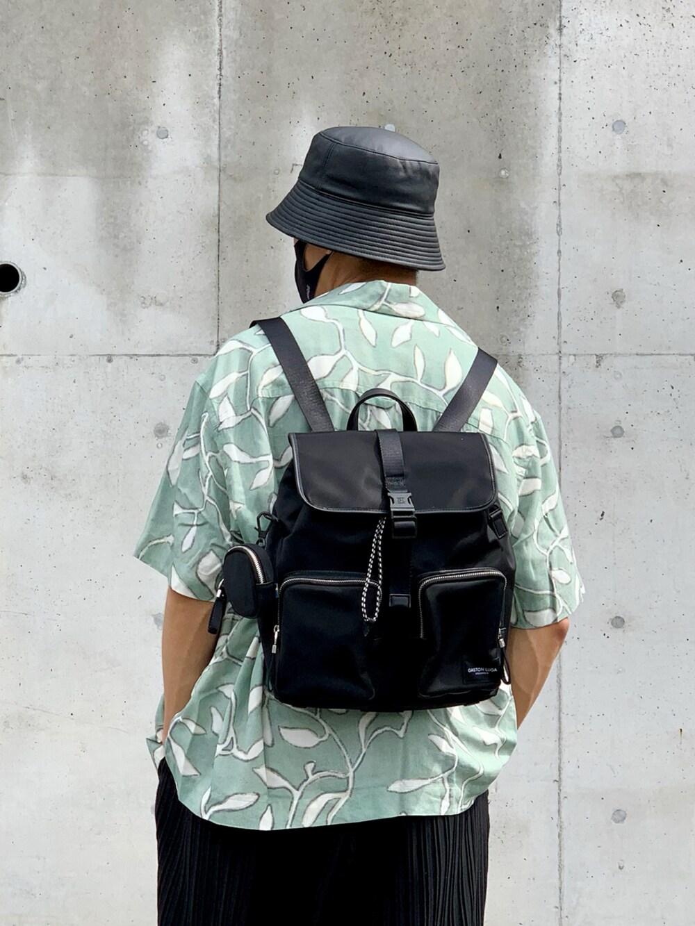 グリーン系のシャツ/ブラウス、ブラック系のTシャツ/カットソー、ブラック系のその他パンツを着用したメンズの春コーディネートの3枚目の写真