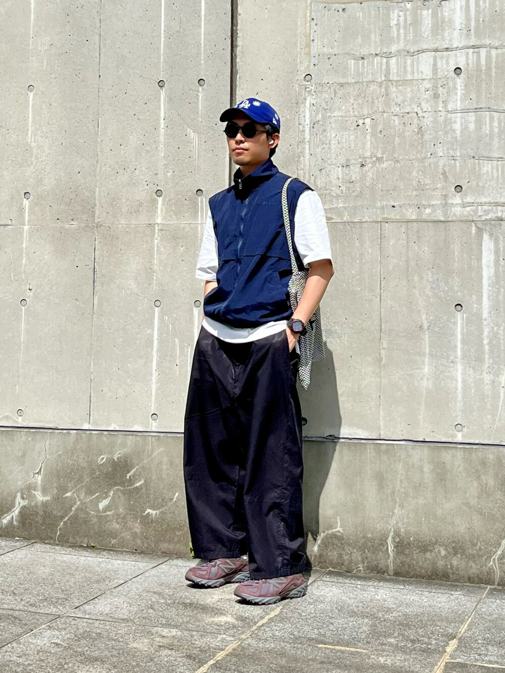 ブルー系のベスト、ホワイト系のTシャツ/カットソー、ブラック系のその他パンツを着用したメンズの夏コーディネートの2枚目の写真