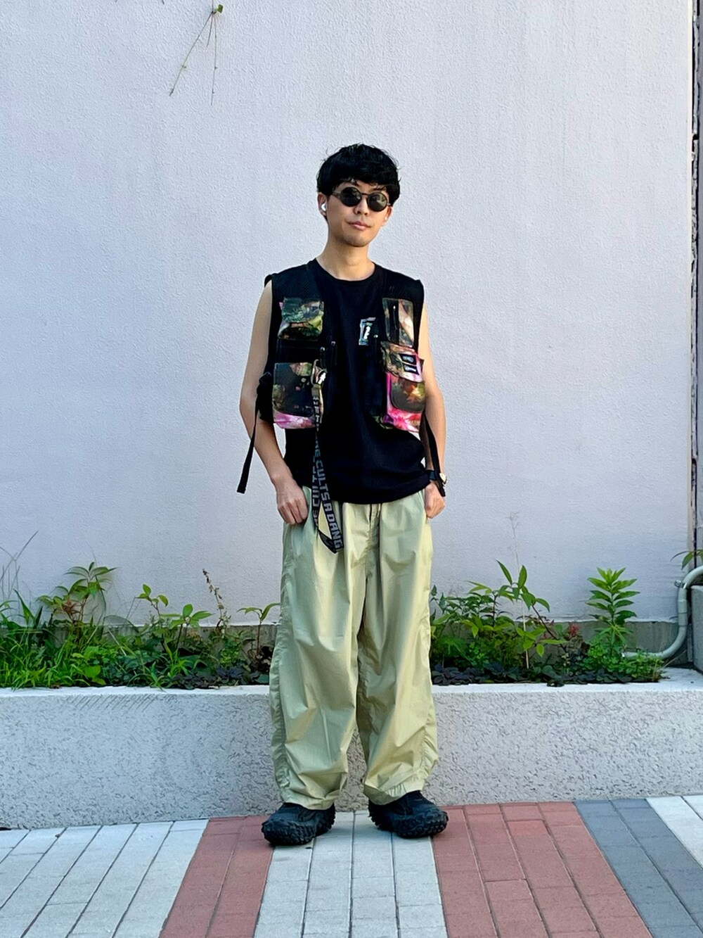 ブラック系のベスト、ブラック系のタンクトップ、グリーン系のその他パンツを着用したメンズの夏コーディネートの2枚目の写真