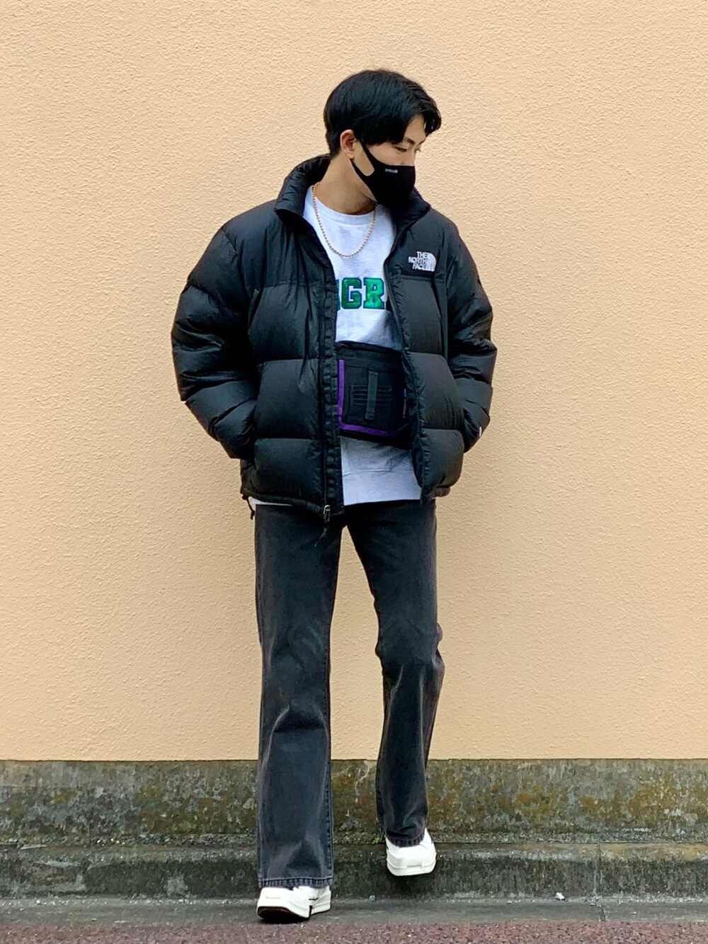 ブラック系のダウンジャケット/コート、グレー系のスウェット、グレー系のデニムパンツを着用したメンズの冬コーディネートの2枚目の写真