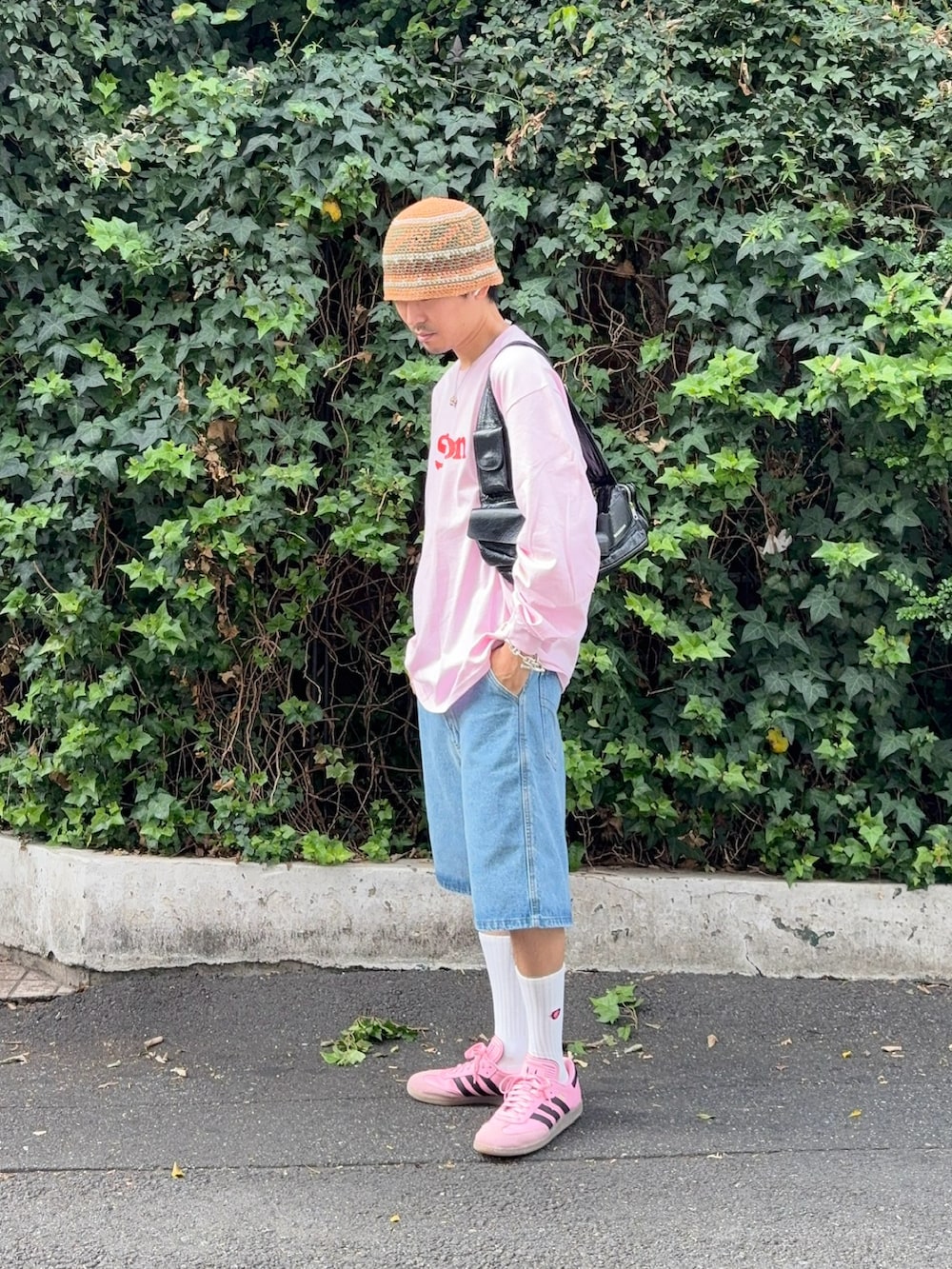 ピンク系のスニーカーを着用したメンズの秋コーディネートの2枚目の写真