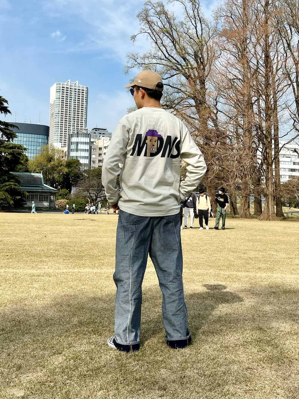 ブルー系のカーディガン/ボレロ、ベージュ系のTシャツ/カットソー、ブルー系のデニムパンツを着用したメンズの春コーディネートの3枚目の写真