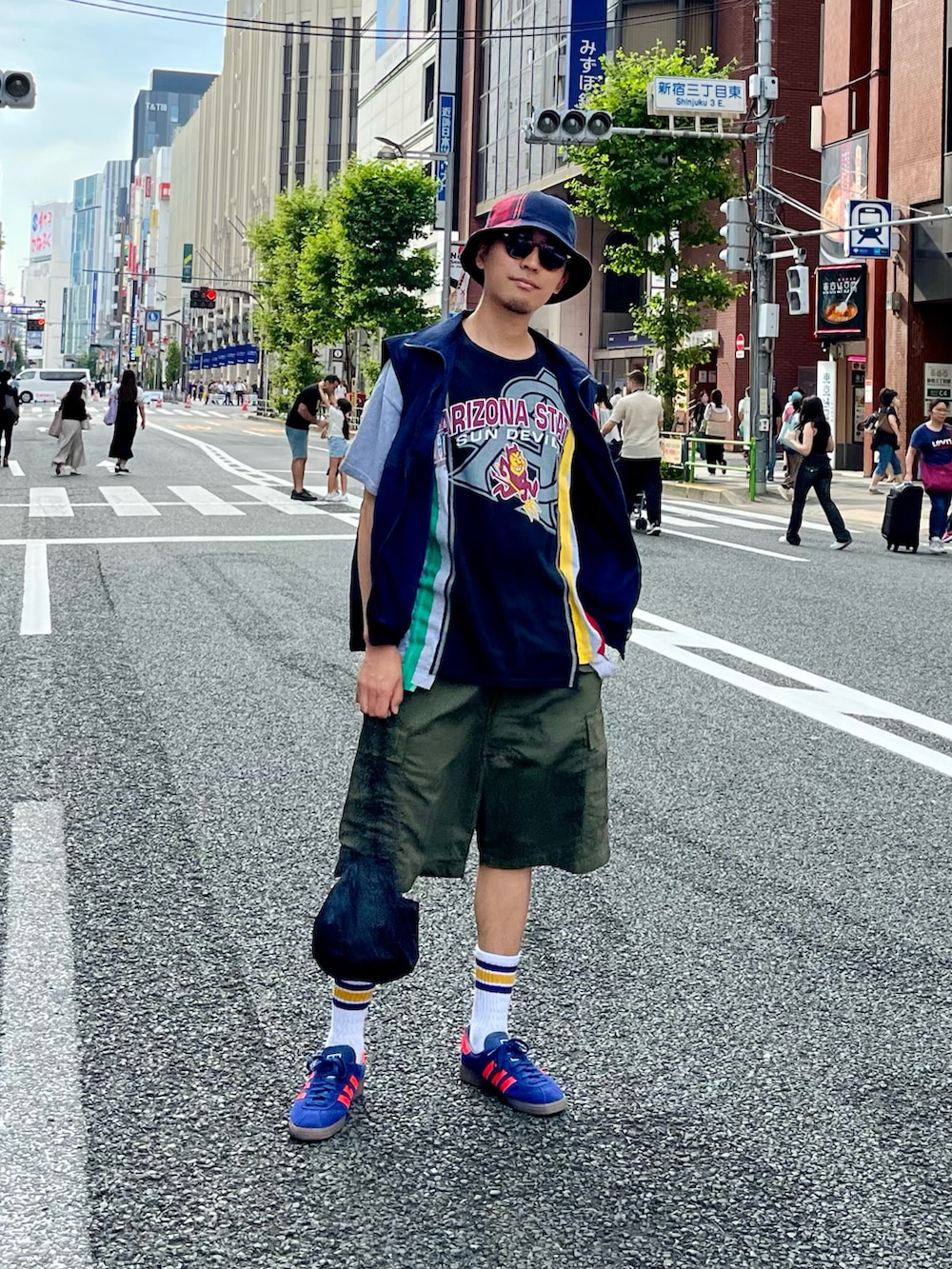 ブルー系のベスト、その他のTシャツ/カットソー、グリーン系のその他パンツを着用したメンズの夏コーディネートの2枚目の写真