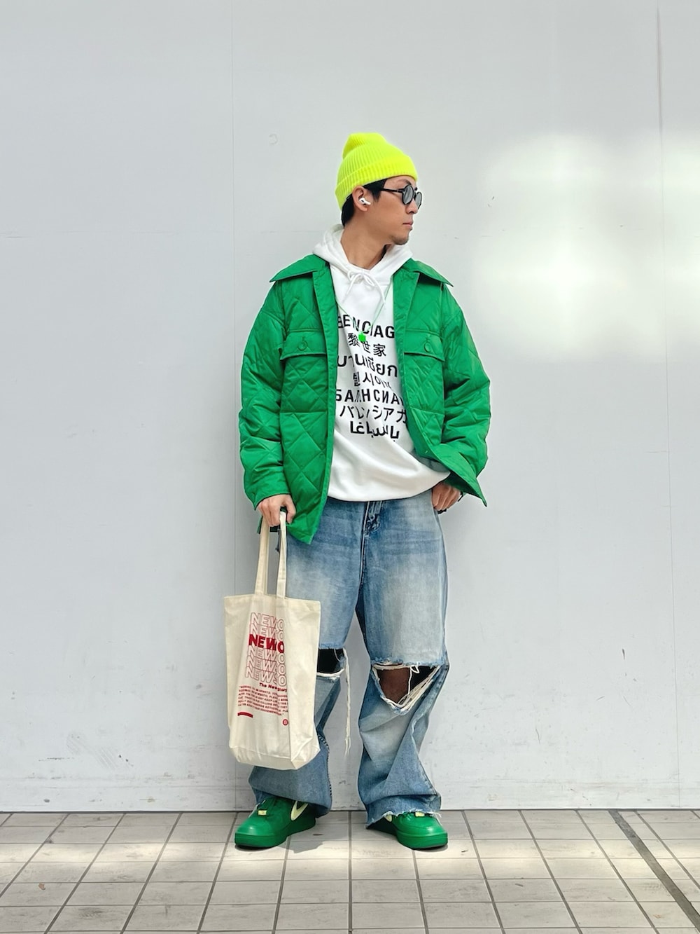 グリーン系のその他アウター、ブルー系のデニムパンツ、グリーン系のスニーカーを着用したメンズの冬コーディネートの2枚目の写真