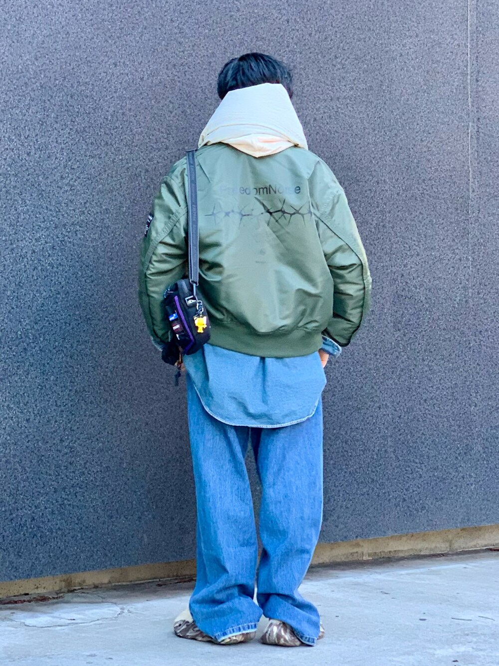 グリーン系のMA-1、ブルー系のシャツ/ブラウス、ベージュ系のパーカーを着用したメンズの冬コーディネートの3枚目の写真