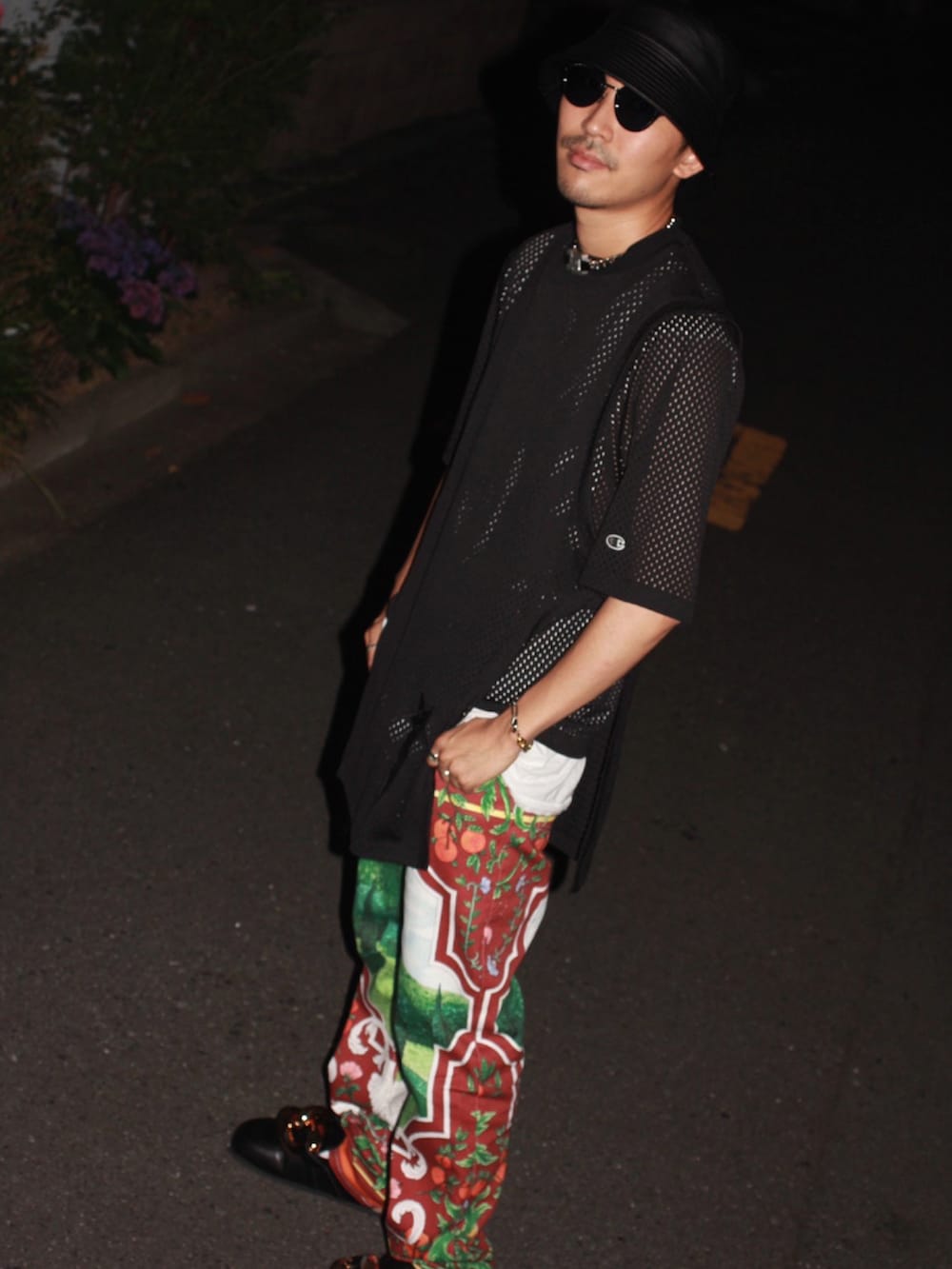 ブラック系のTシャツ/カットソー、ブラウン系のデニムパンツ、ブラック系のシューズを着用したメンズの夏コーディネートの4枚目の写真