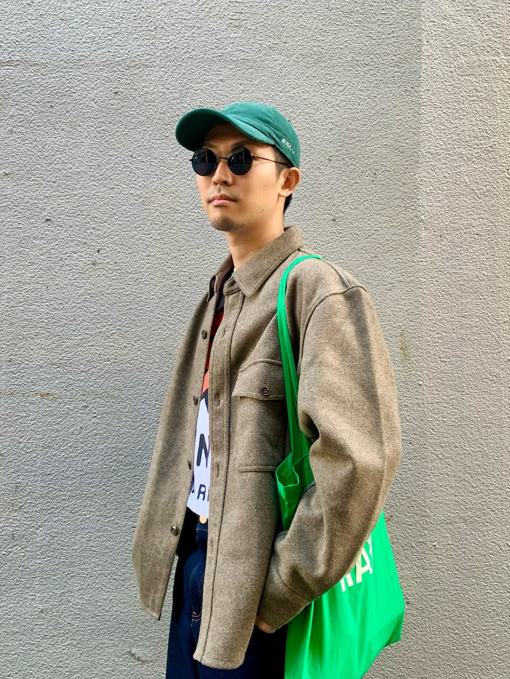 ベージュ系のシャツ/ブラウス、ホワイト系のTシャツ/カットソー、ブルー系のデニムパンツを着用したメンズの秋コーディネートの2枚目の写真