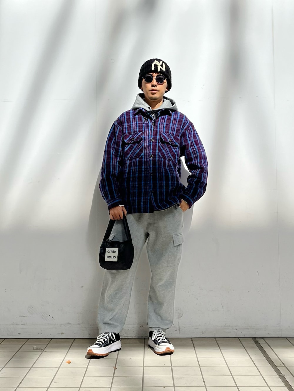 パープル系のジャケット/アウター、グレー系のカーゴパンツ、ブラック系のスニーカーを着用したメンズの冬コーディネートの2枚目の写真