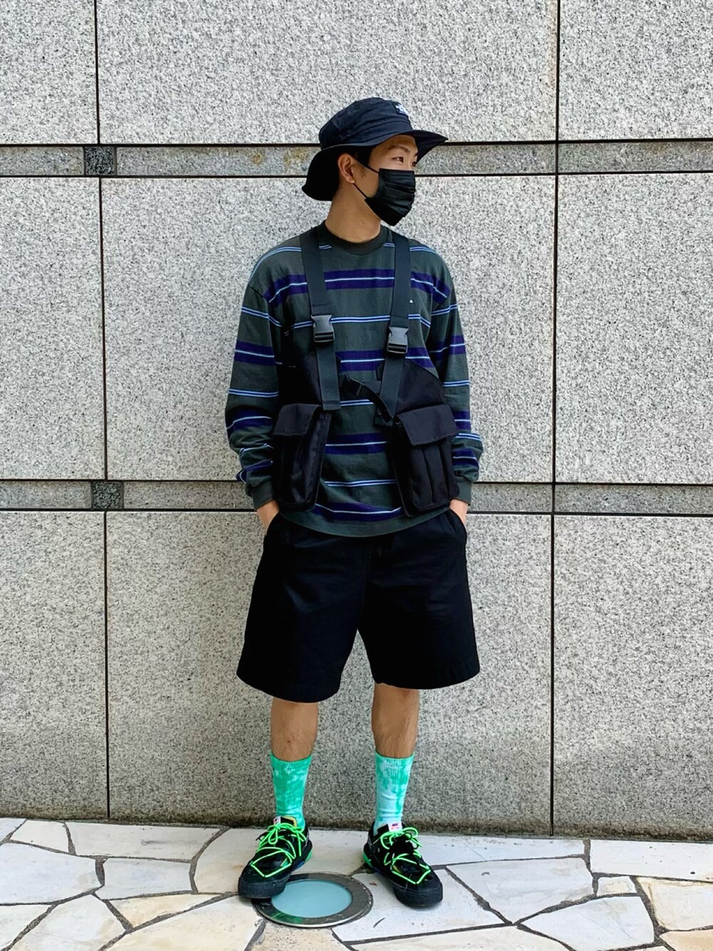 ブルー系のTシャツ/カットソー、ブラック系のベスト、ブラック系のパンツを着用したメンズの夏コーディネートの2枚目の写真