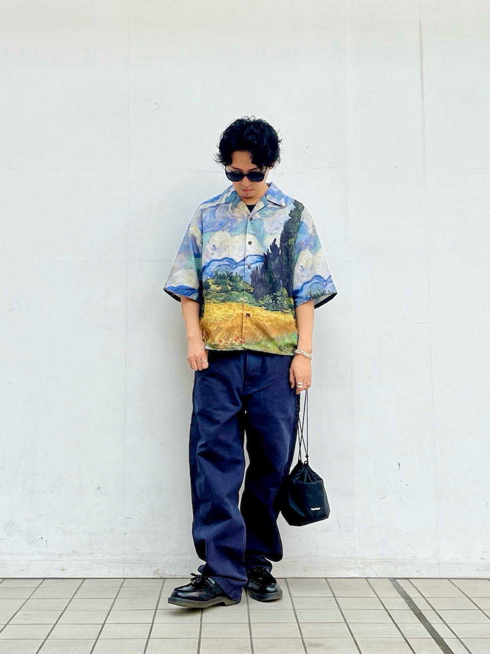 ブルー系のシャツ/ブラウス、グレー系のその他パンツ、ブラック系のローファーを着用したメンズの秋コーディネートの2枚目の写真