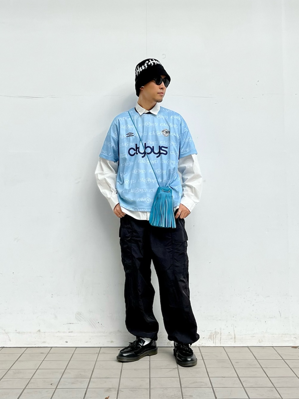 ブルー系のTシャツ/カットソー、ブラック系のカーゴパンツ、ブラック系のローファーを着用したメンズの秋コーディネートの2枚目の写真