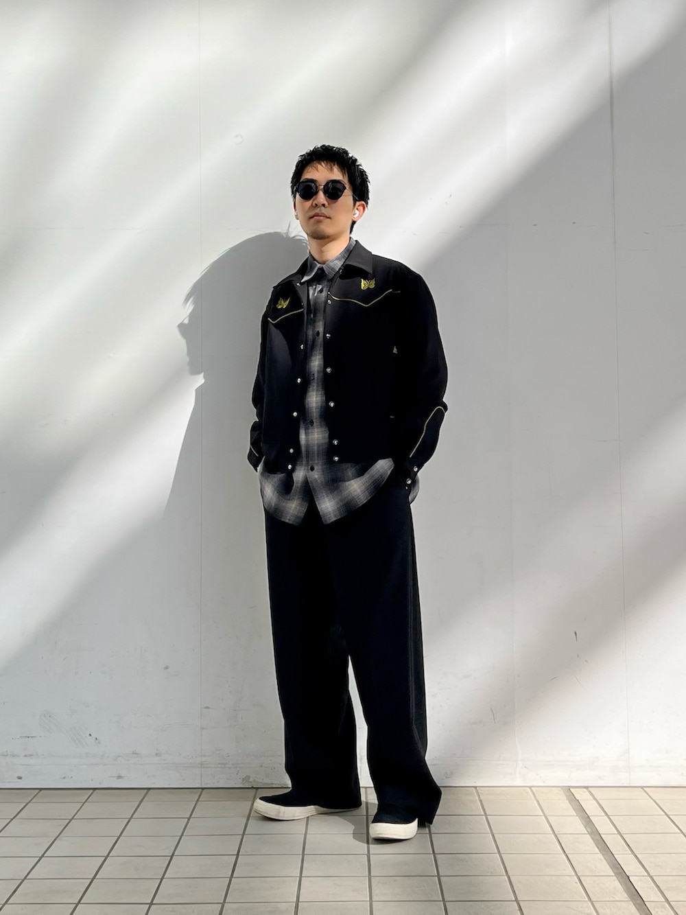 ブラック系のその他アウター、ブラック系のシャツ/ブラウス、ブラック系のその他パンツを着用したメンズの春コーディネートの2枚目の写真