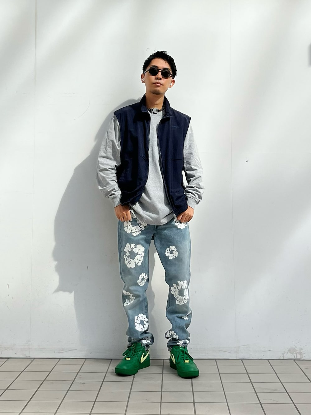 ブルー系のベスト、グレー系のTシャツ/カットソー、ブルー系のデニムパンツを着用したメンズの秋コーディネートの2枚目の写真