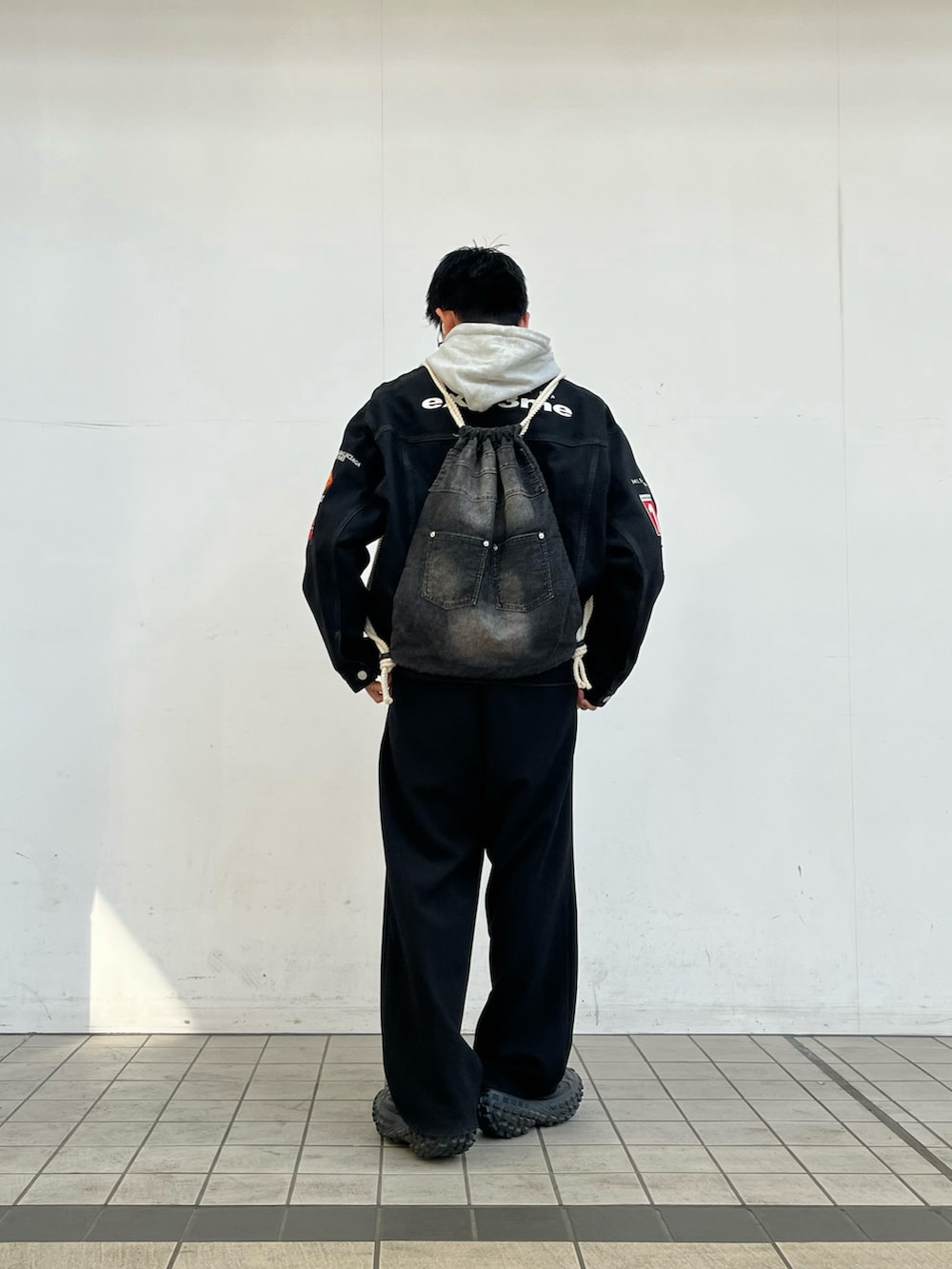 ブラック系のバックパック/リュックを着用したメンズの冬コーディネートの2枚目の写真