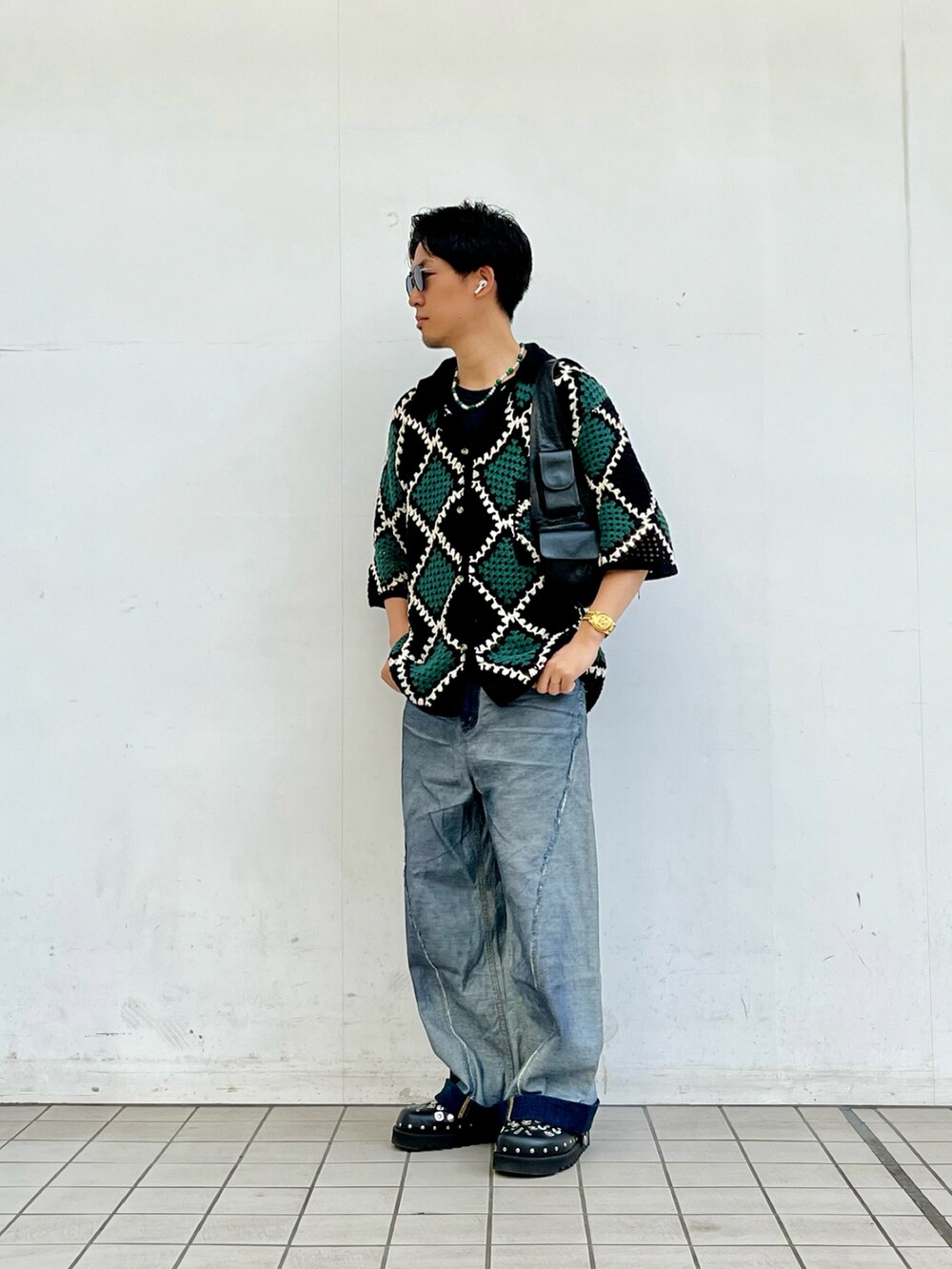 ブラック系のシャツ/ブラウス、ブルー系のデニムパンツ、ブラック系のサンダルを着用したメンズの夏コーディネートの2枚目の写真