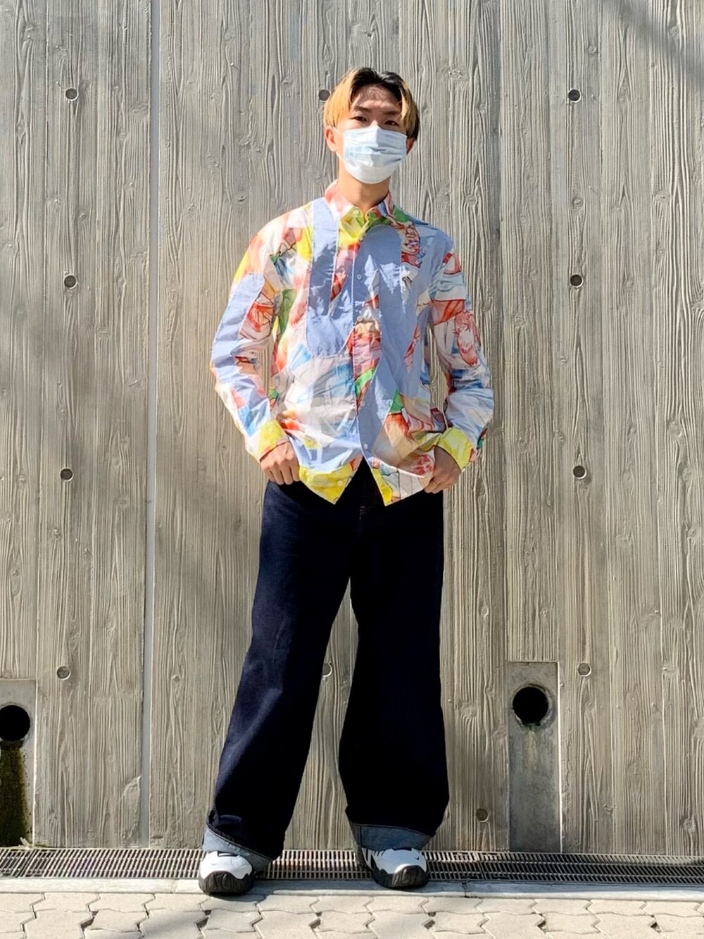 ブルー系のシャツ/ブラウス、ブルー系のデニムパンツ、ホワイト系のスニーカーを着用したメンズの秋コーディネートの2枚目の写真