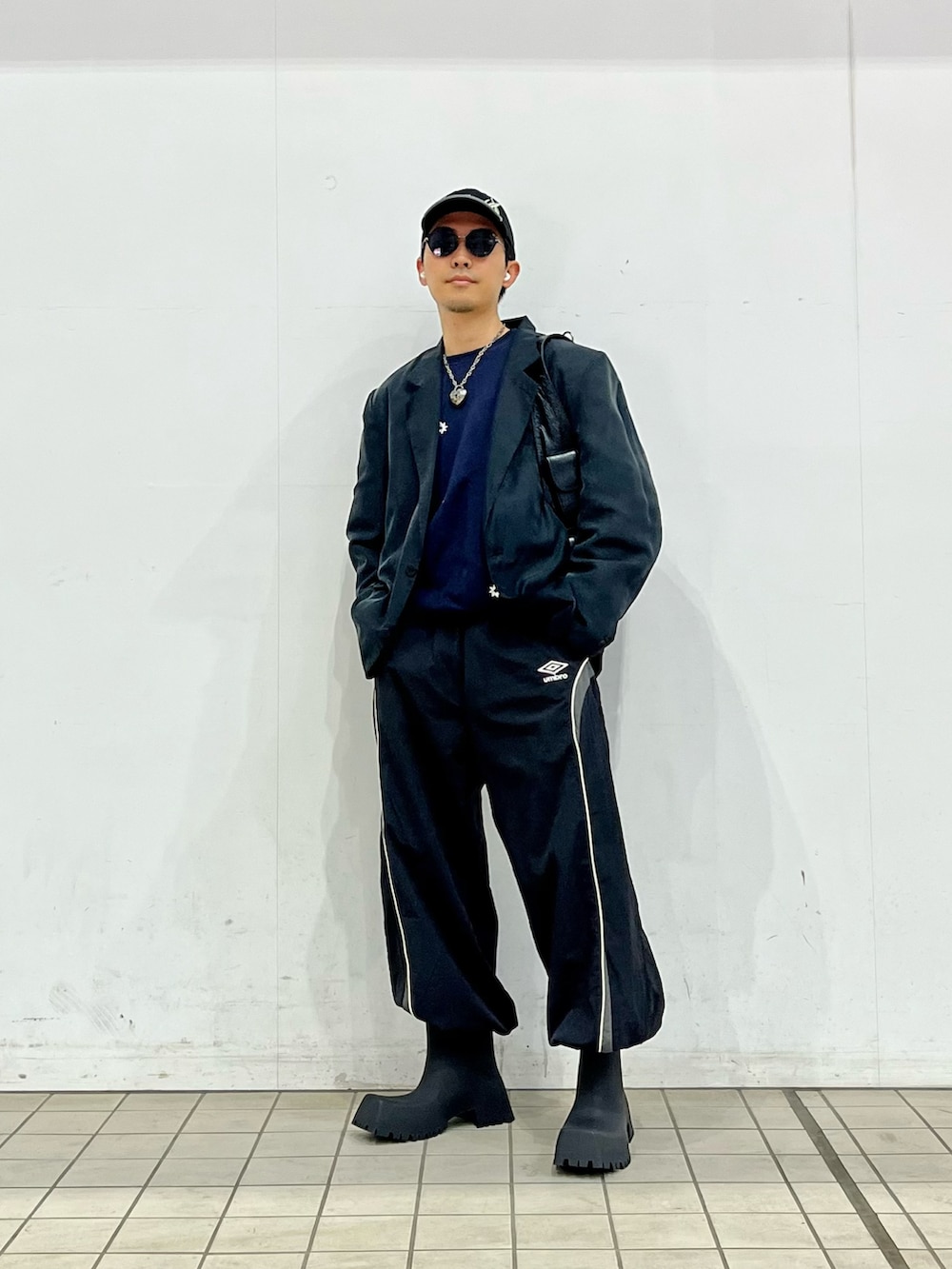 ブラック系のテーラードジャケット、ブルー系のスウェット、ブラック系のその他パンツを着用したメンズの春コーディネートの2枚目の写真