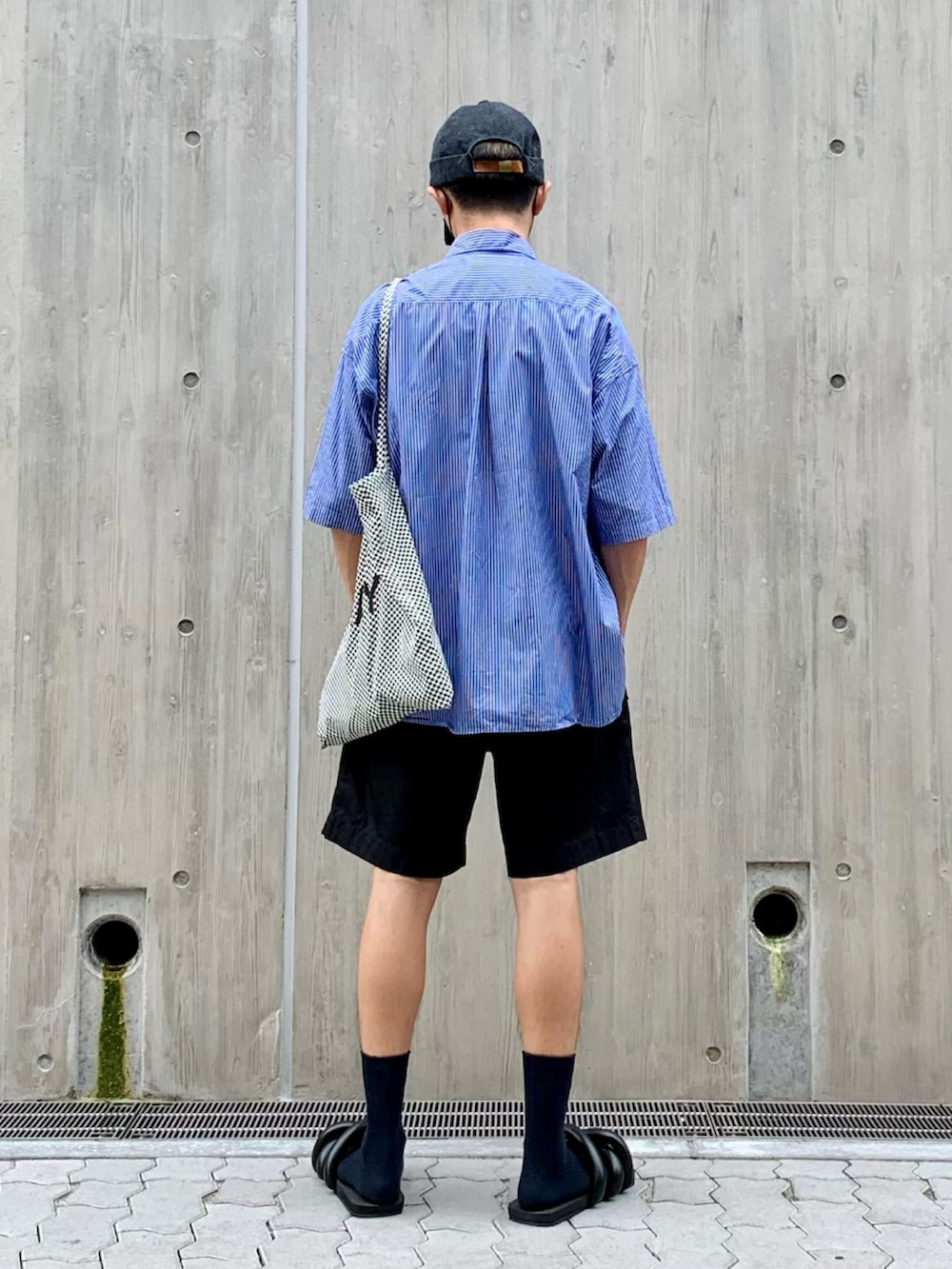 ブルー系のシャツ/ブラウス、グレー系のTシャツ/カットソー、ブラック系のパンツを着用したメンズの夏コーディネートの2枚目の写真