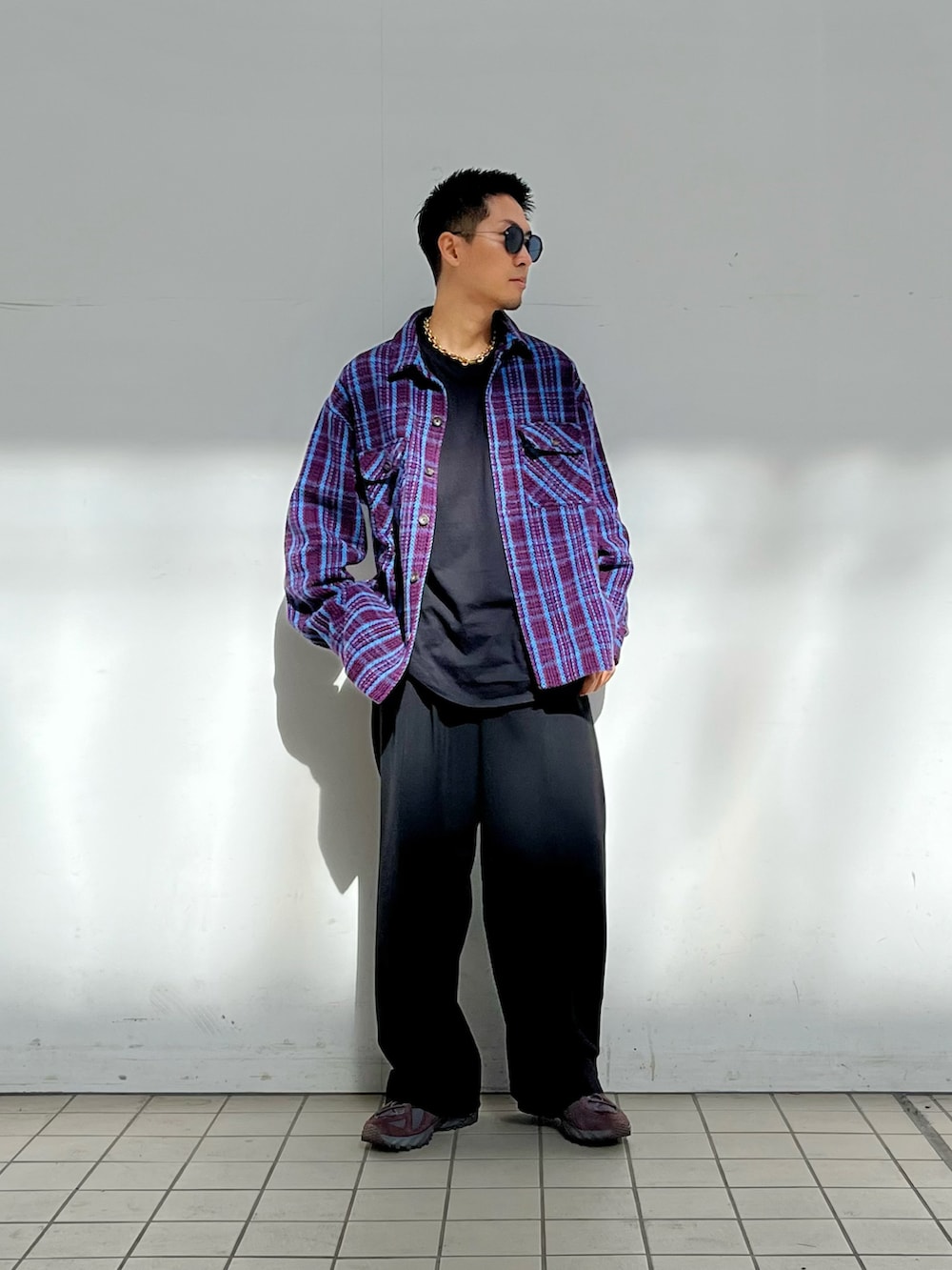 パープル系のジャケット/アウター、ブラック系のその他パンツ、ブラウン系のスニーカーを着用したメンズの秋コーディネートの2枚目の写真