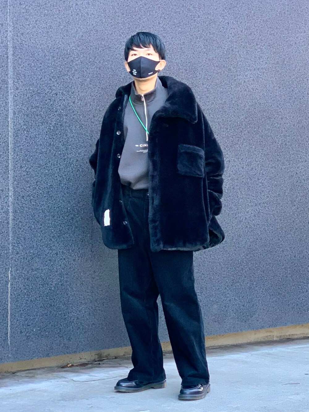 グレー系のスウェット、ブラック系のパンツ、ブラック系のローファーを着用したメンズの冬コーディネートの2枚目の写真