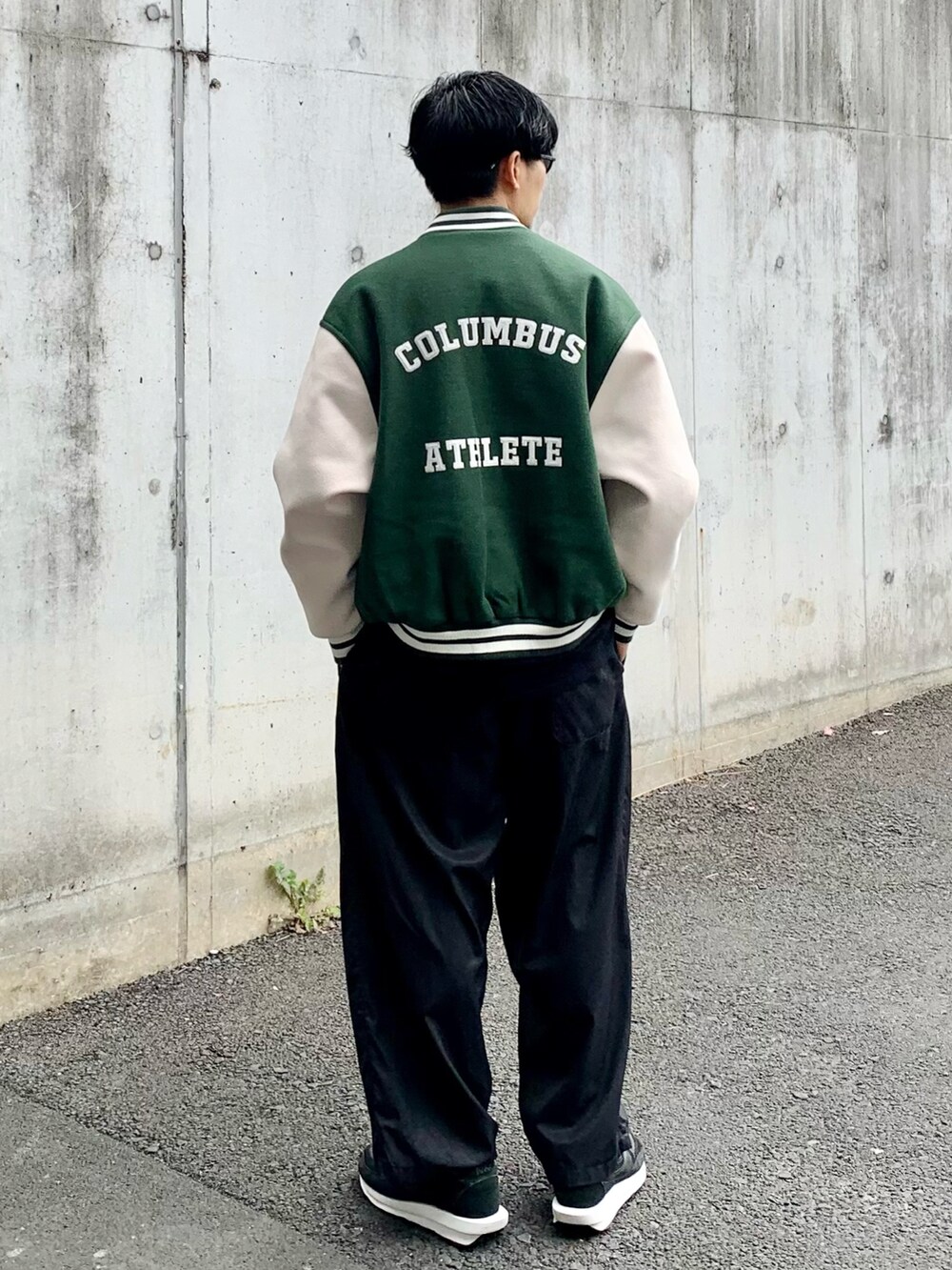 グリーン系のスタジャン、ブラック系のTシャツ/カットソー、ブラック系のその他パンツを着用したメンズの秋コーディネートの2枚目の写真