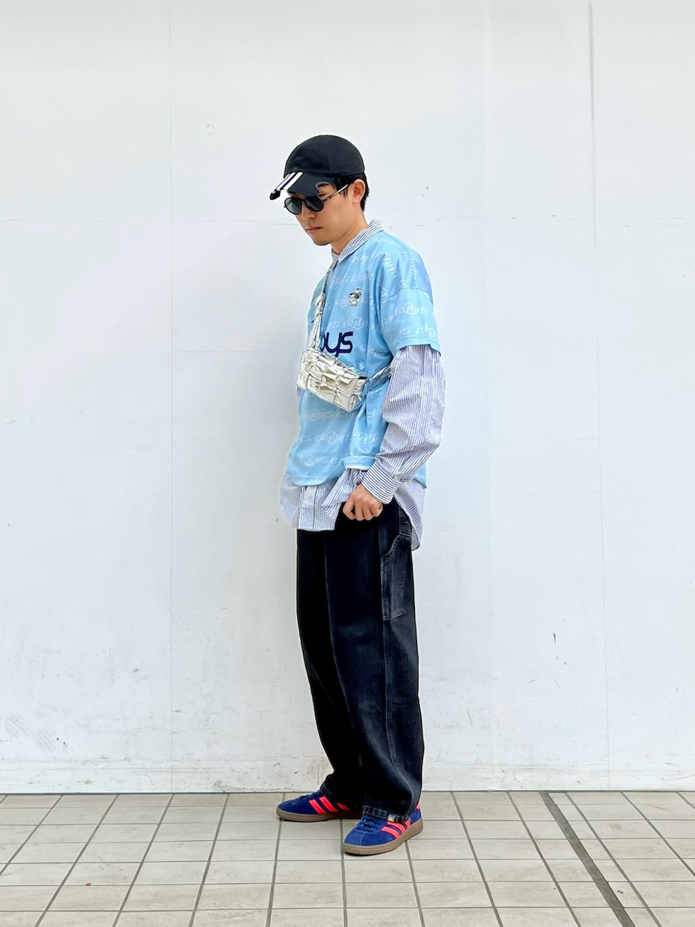 ブルー系のTシャツ/カットソー、ブラック系のデニムパンツ、ブルー系のスニーカーを着用したメンズの春コーディネートの2枚目の写真