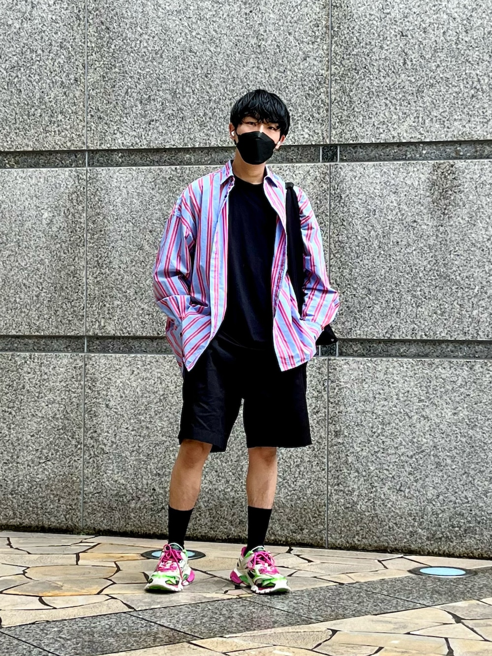 ブルー系のシャツ/ブラウス、ブラック系のパンツ、ピンク系のスニーカーを着用したメンズの夏コーディネートの2枚目の写真
