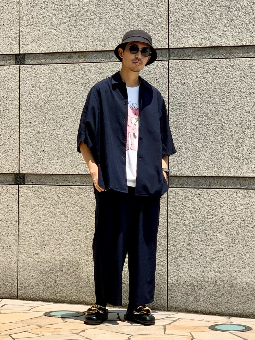 ブルー系のシャツ/ブラウス、ホワイト系のTシャツ/カットソー、ブルー系のスラックスを着用したメンズの夏コーディネートの2枚目の写真