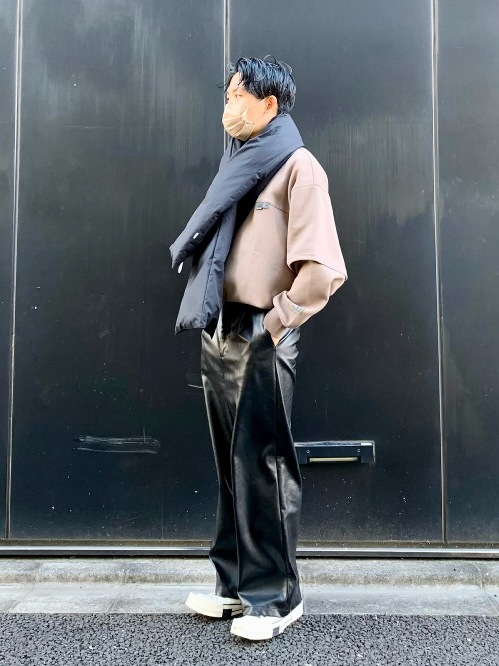 ブラウン系のTシャツ/カットソー、ブラック系のその他パンツ、ホワイト系のスニーカーを着用したメンズの春コーディネートの2枚目の写真