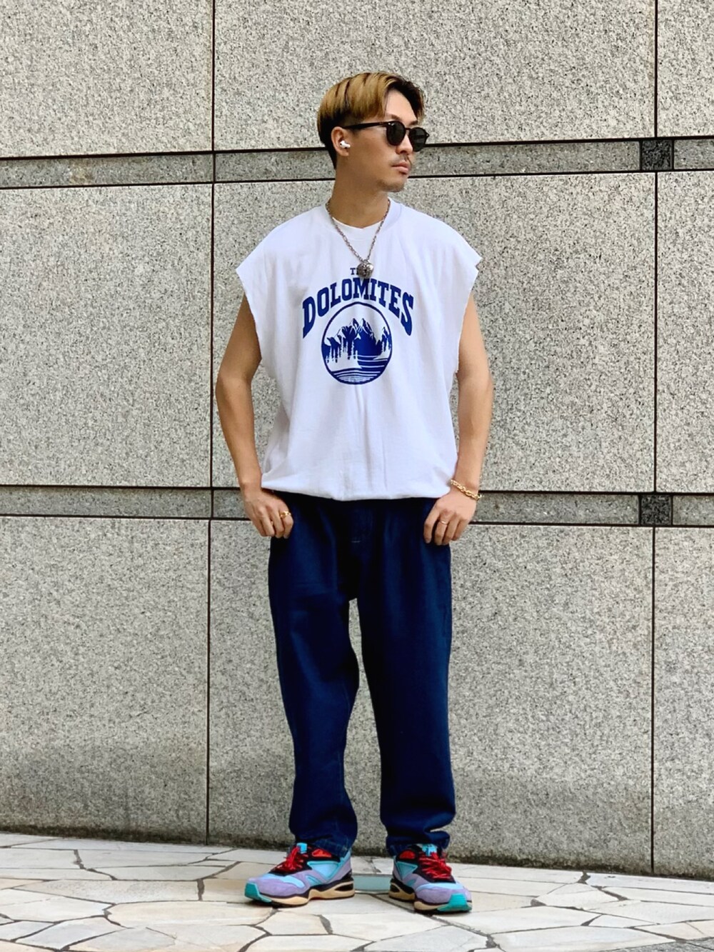 ホワイト系のTシャツ/カットソー、ブルー系のデニムパンツ、ブルー系のスニーカーを着用したメンズの夏コーディネートの2枚目の写真