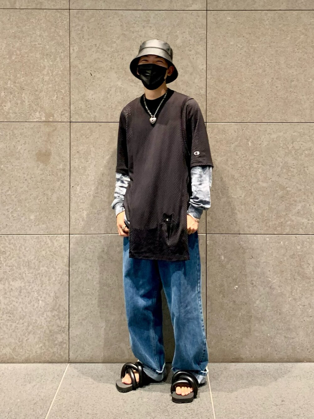 ブラック系のTシャツ/カットソー、ブラック系のTシャツ/カットソー、ブルー系のデニムパンツを着用したメンズの春コーディネートの2枚目の写真