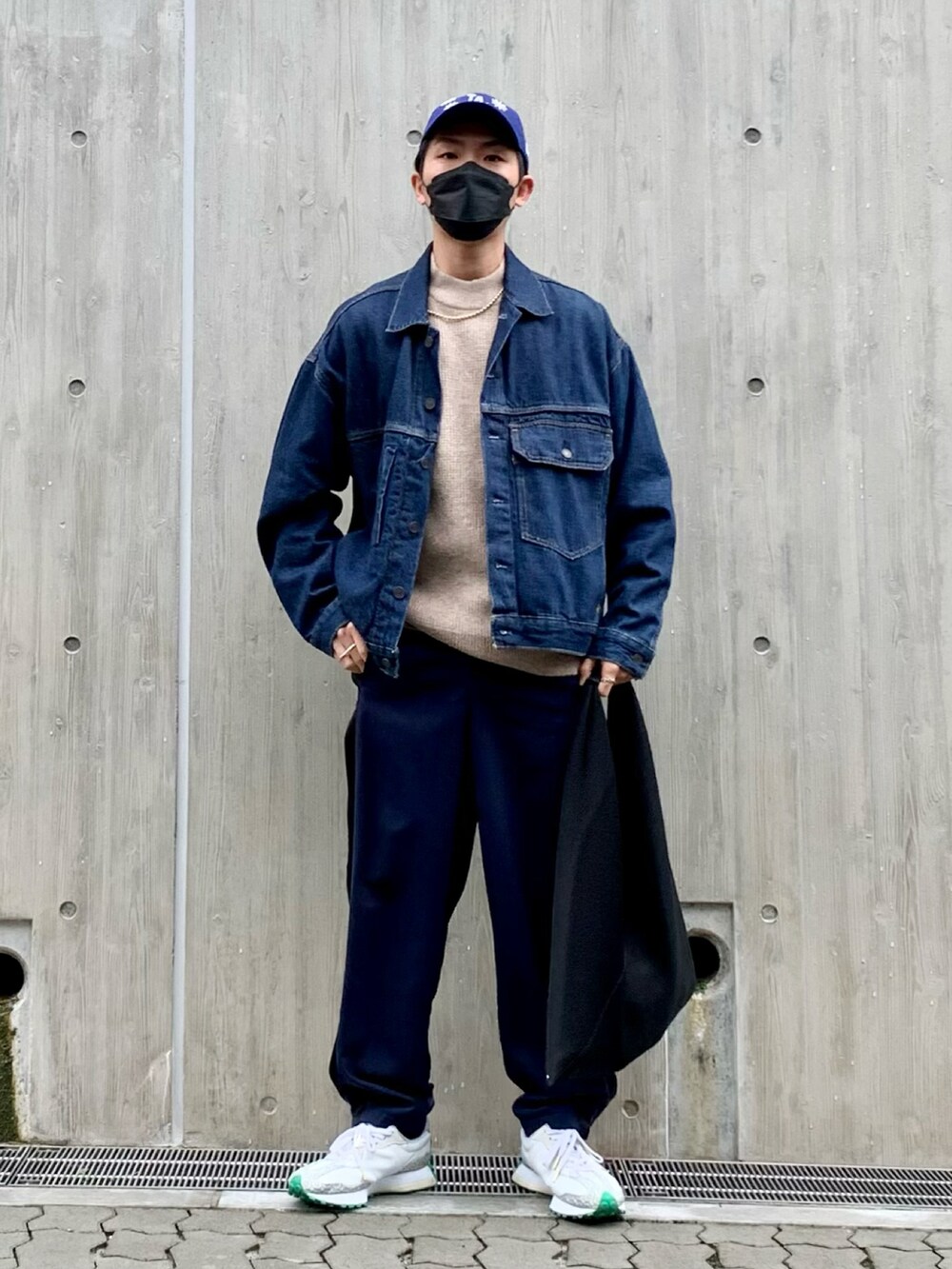 ブルー系のデニムジャケット、ブルー系のパンツ、ホワイト系のスニーカーを着用したメンズの秋コーディネートの2枚目の写真