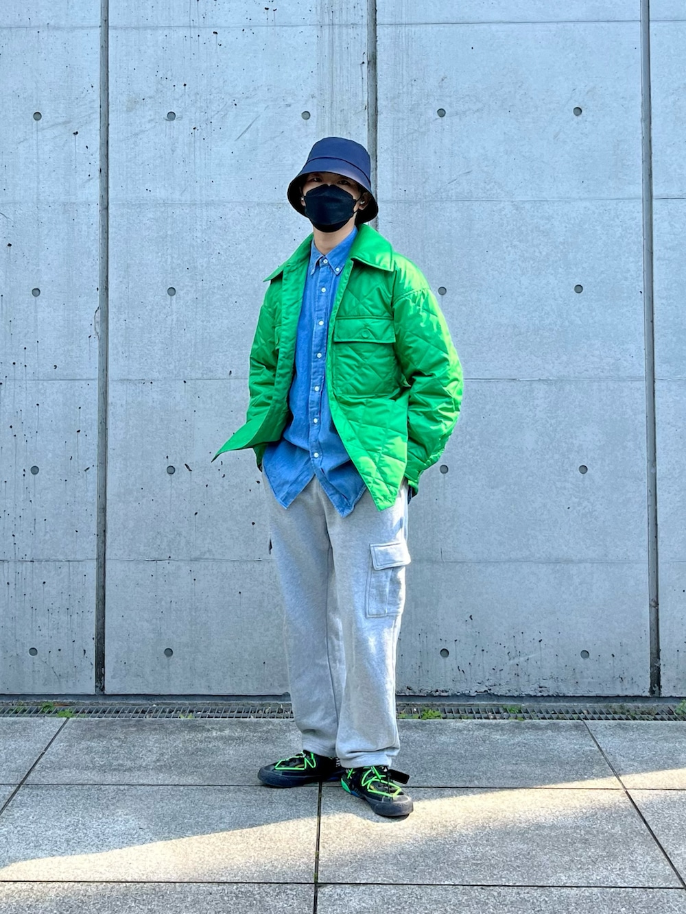 グリーン系のその他アウター、ブルー系のシャツ/ブラウス、グレー系のカーゴパンツを着用したメンズの春コーディネートの2枚目の写真