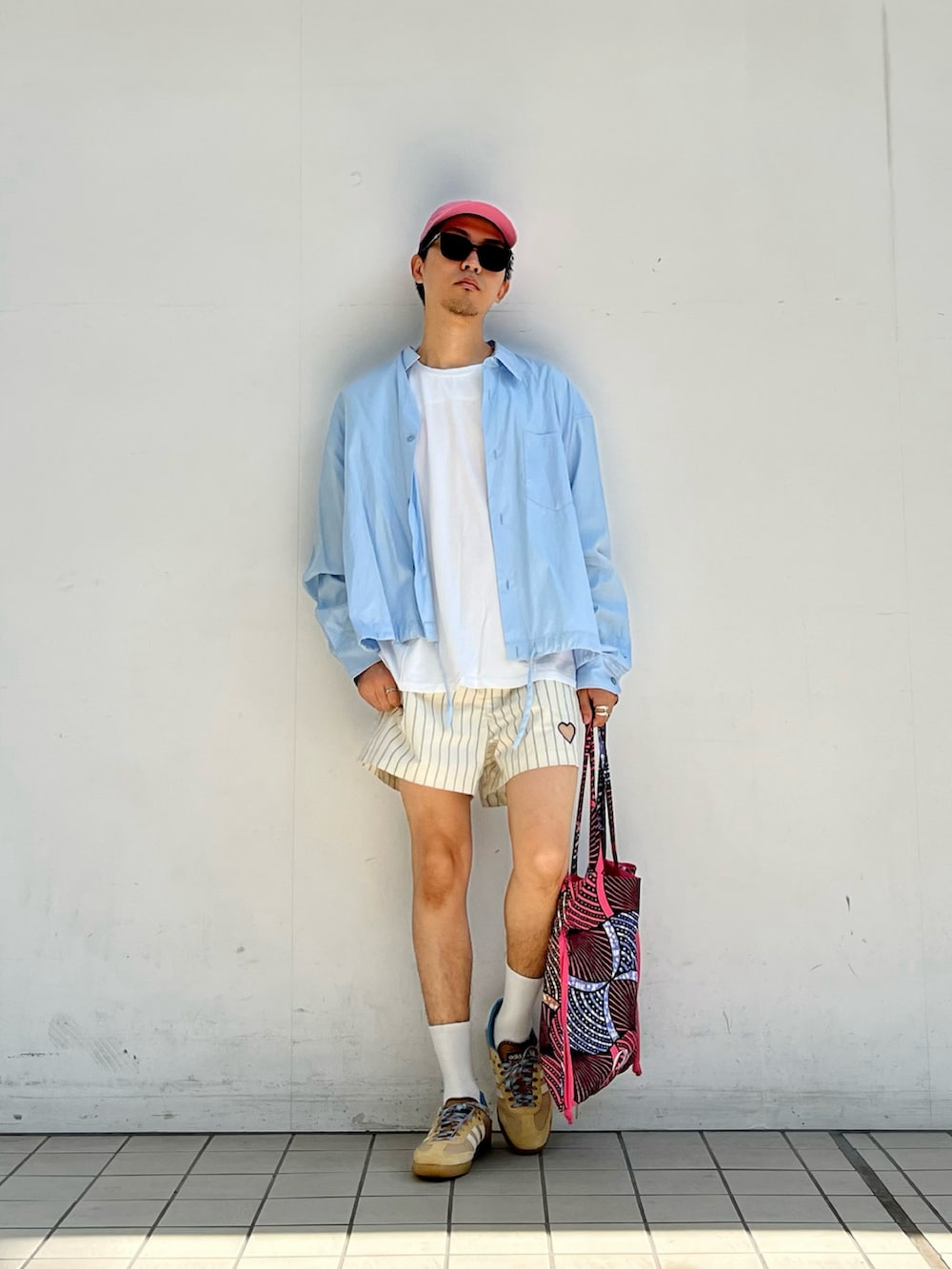 ブルー系のシャツ/ブラウス、ホワイト系のTシャツ/カットソー、ホワイト系のその他パンツを着用したメンズの夏コーディネートの2枚目の写真