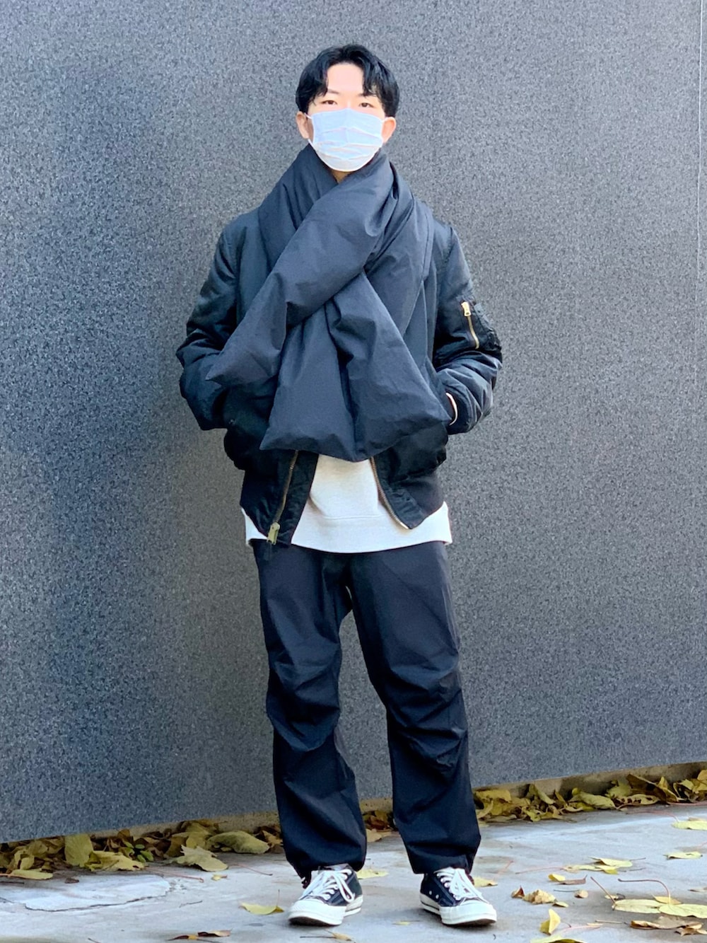 ブラック系のMA-1、グレー系のスウェット、ブラック系のカーゴパンツを着用したメンズの冬コーディネートの2枚目の写真