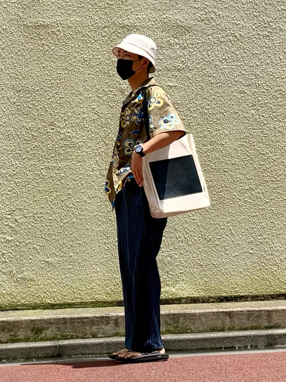 グリーン系のシャツ/ブラウス、ブルー系のその他パンツ、ブラック系のサンダルを着用したメンズの夏コーディネートの2枚目の写真
