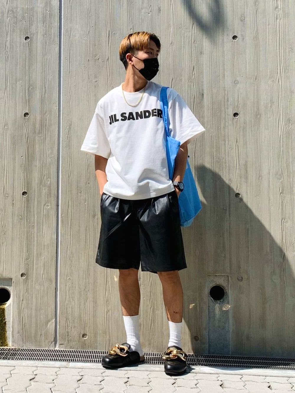 ホワイト系のTシャツ/カットソー、ブラック系のその他パンツ、ブラック系のシューズを着用したメンズの夏コーディネートの2枚目の写真