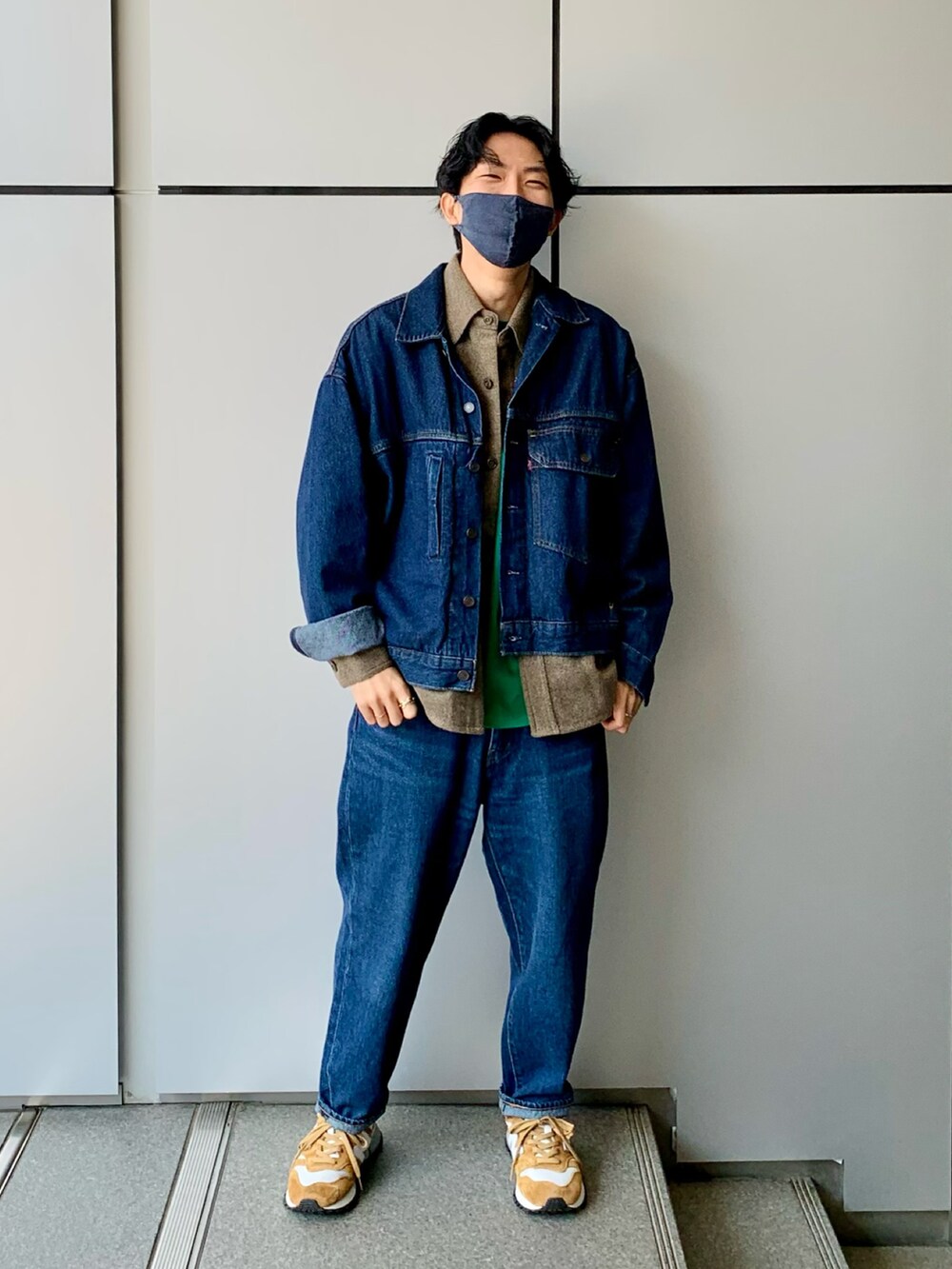 ブルー系のデニムジャケット、ベージュ系のシャツ/ブラウス、グリーン系のTシャツ/カットソーを着用したメンズの春コーディネートの2枚目の写真