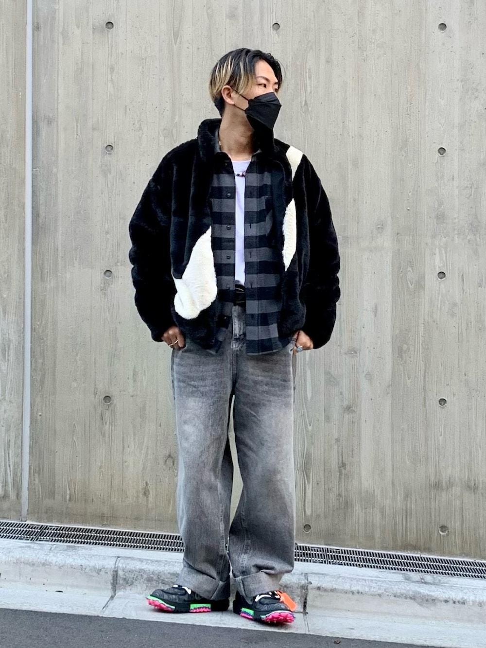 ブラック系のブルゾン、ブラック系のシャツ/ブラウス、グレー系のデニムパンツを着用したメンズの冬コーディネートの2枚目の写真