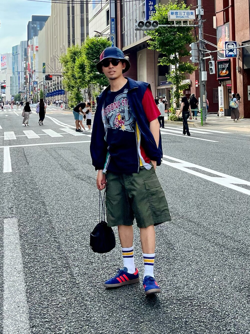 ブルー系のベスト、その他のTシャツ/カットソー、グリーン系のその他パンツを着用したメンズの夏コーディネートの3枚目の写真