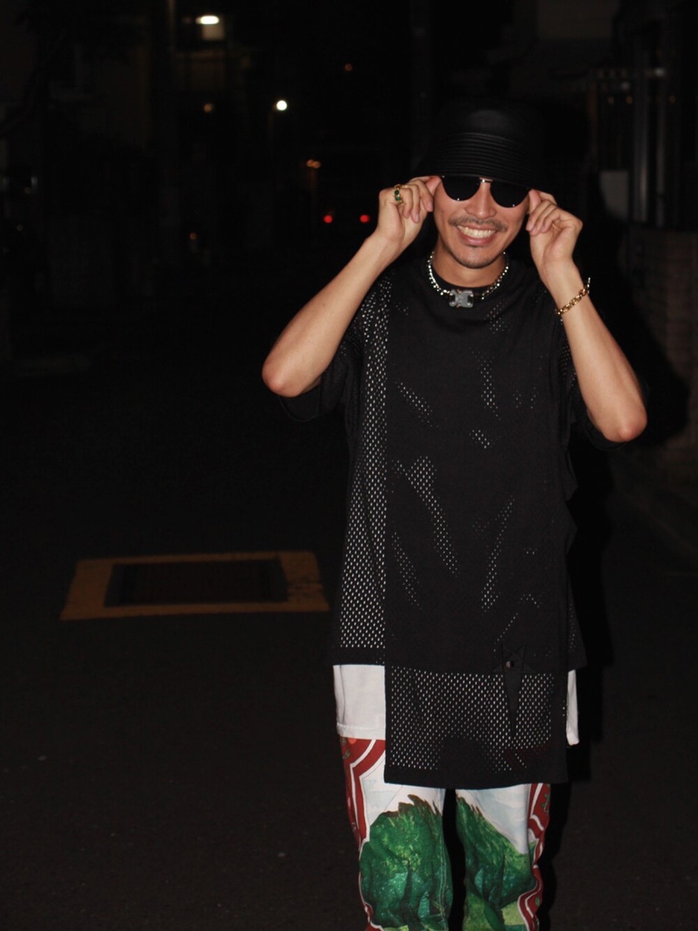 ブラック系のTシャツ/カットソー、ブラウン系のデニムパンツ、ブラック系のシューズを着用したメンズの夏コーディネートの5枚目の写真