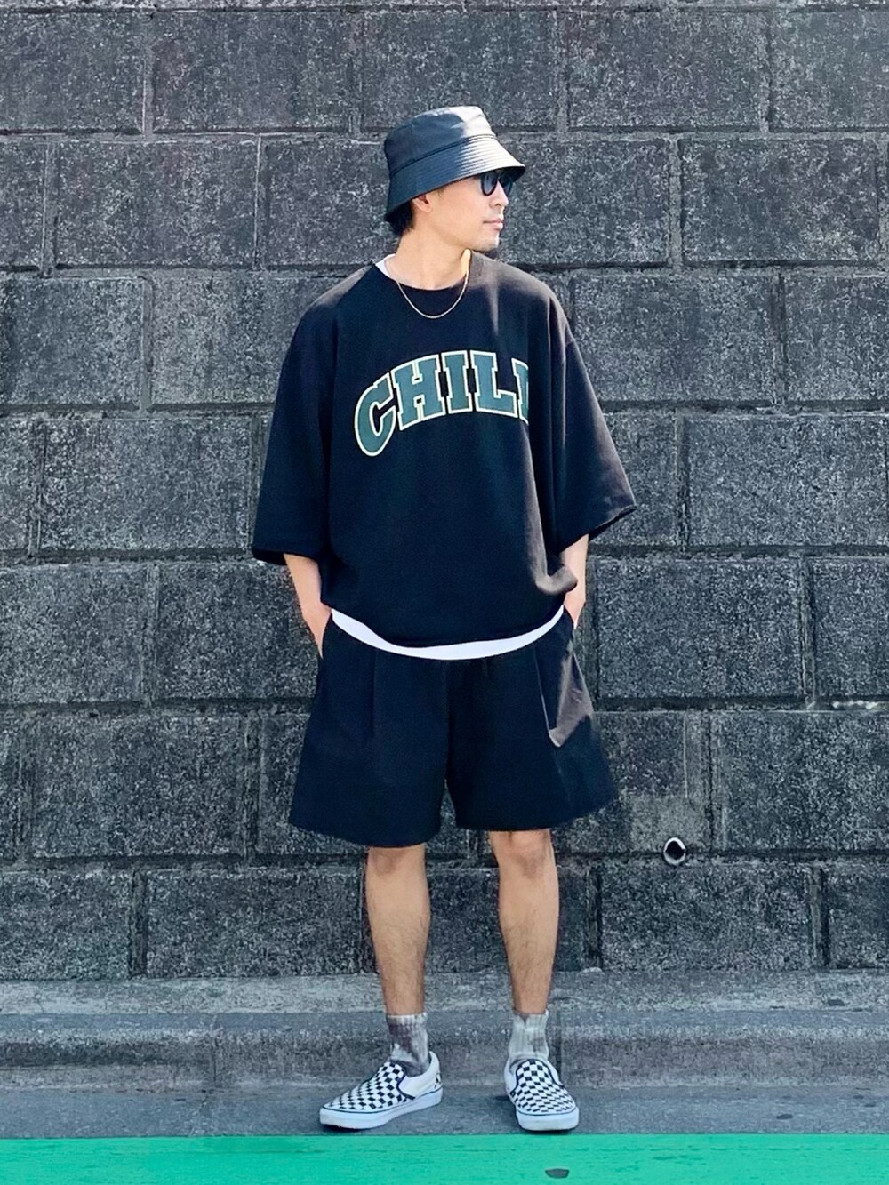 ブラック系のスウェット、ブラック系のその他パンツ、ブラック系のスリッポンを着用したメンズの春コーディネートの2枚目の写真