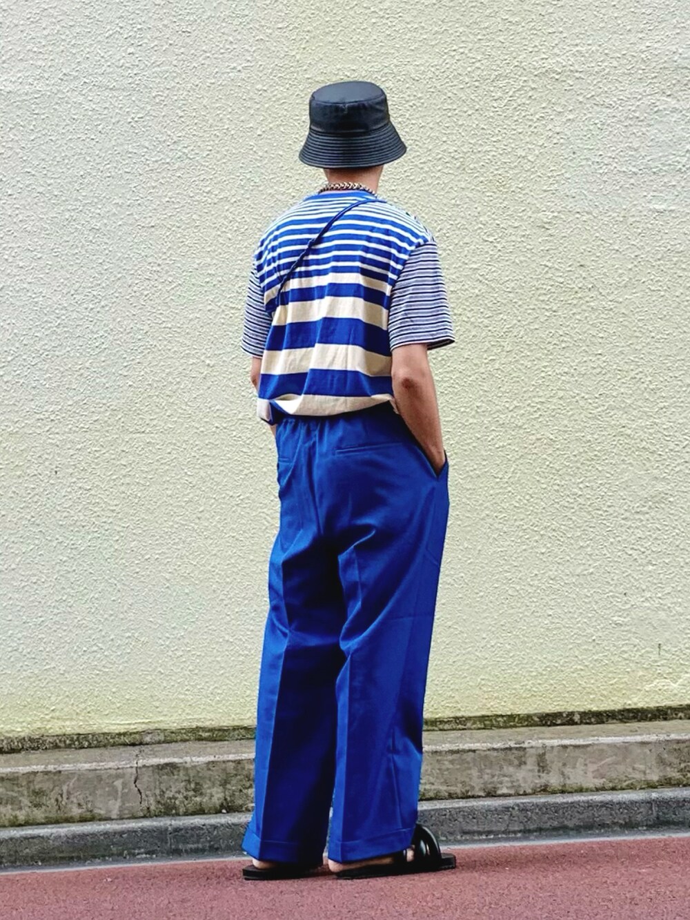 ブルー系のTシャツ/カットソー、ブルー系のその他パンツ、ブラック系のサンダルを着用したメンズの夏コーディネートの2枚目の写真