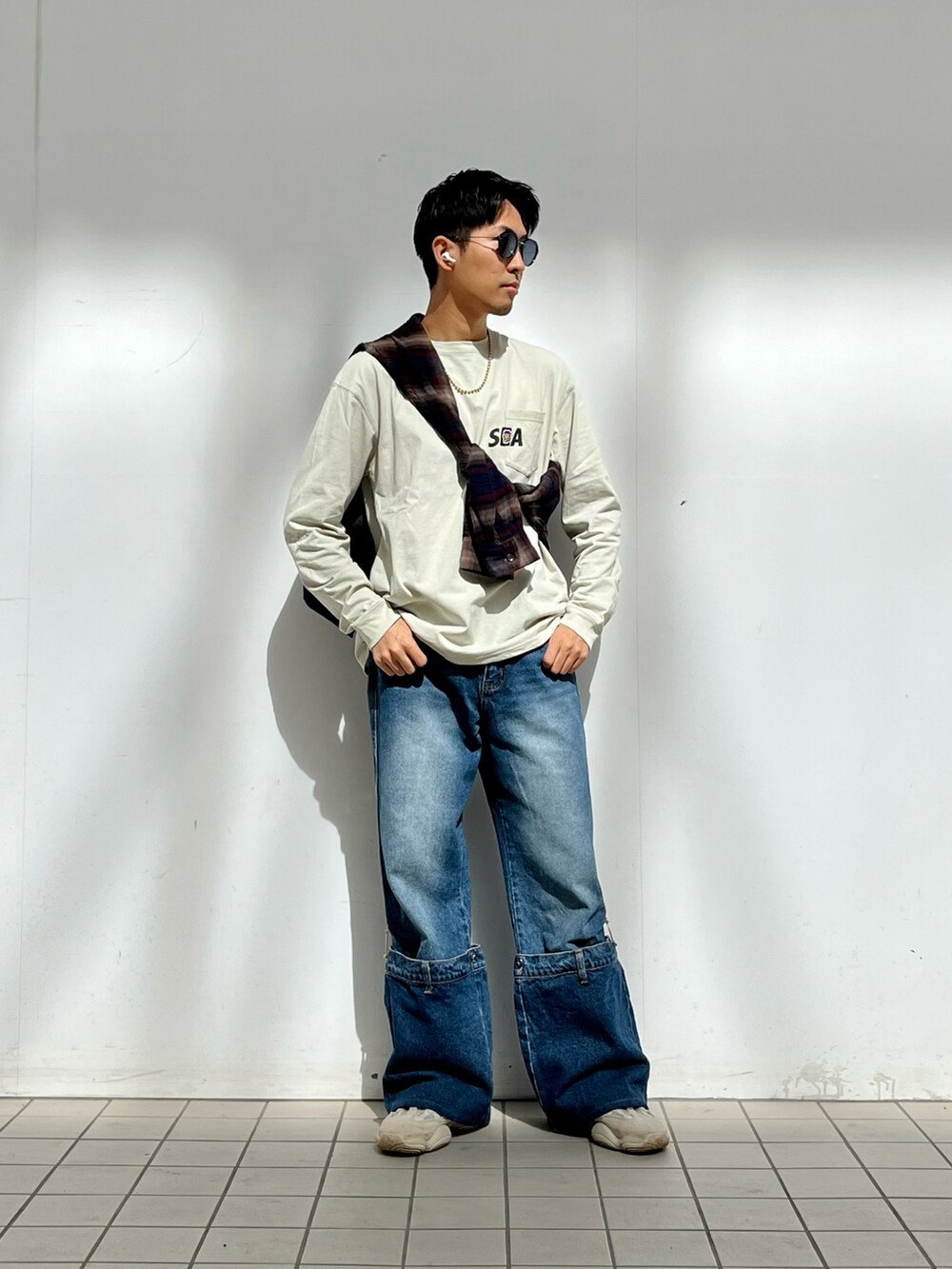 ベージュ系のTシャツ/カットソー、ブラウン系のシャツ/ブラウス、ブルー系のデニムパンツを着用したメンズの秋コーディネートの2枚目の写真