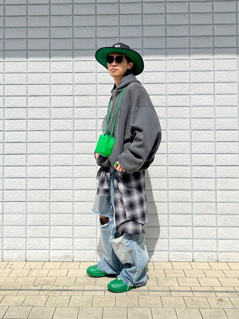 グレー系のパーカー、ブラック系のシャツ/ブラウス、ブルー系のデニムパンツを着用したメンズの春コーディネートの2枚目の写真