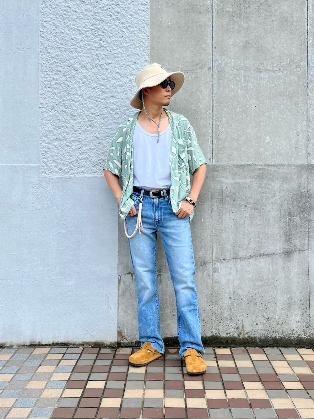 グリーン系のシャツ/ブラウス、ブルー系のデニムパンツ、ブラウン系のサンダルを着用したメンズの夏コーディネートの2枚目の写真