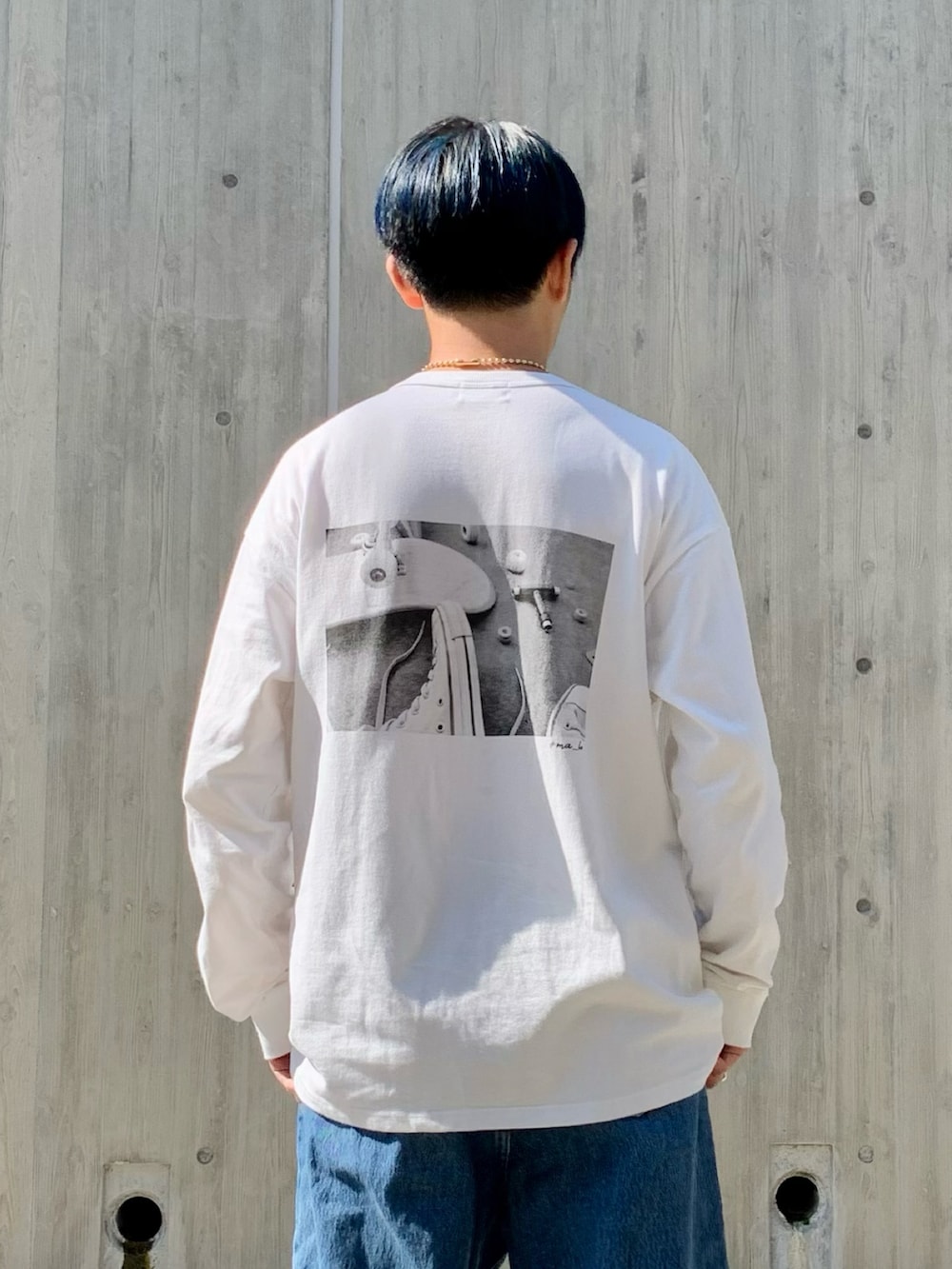 ホワイト系のTシャツ/カットソー、ブルー系のデニムパンツ、ブルー系のブーツを着用したメンズの秋コーディネートの3枚目の写真