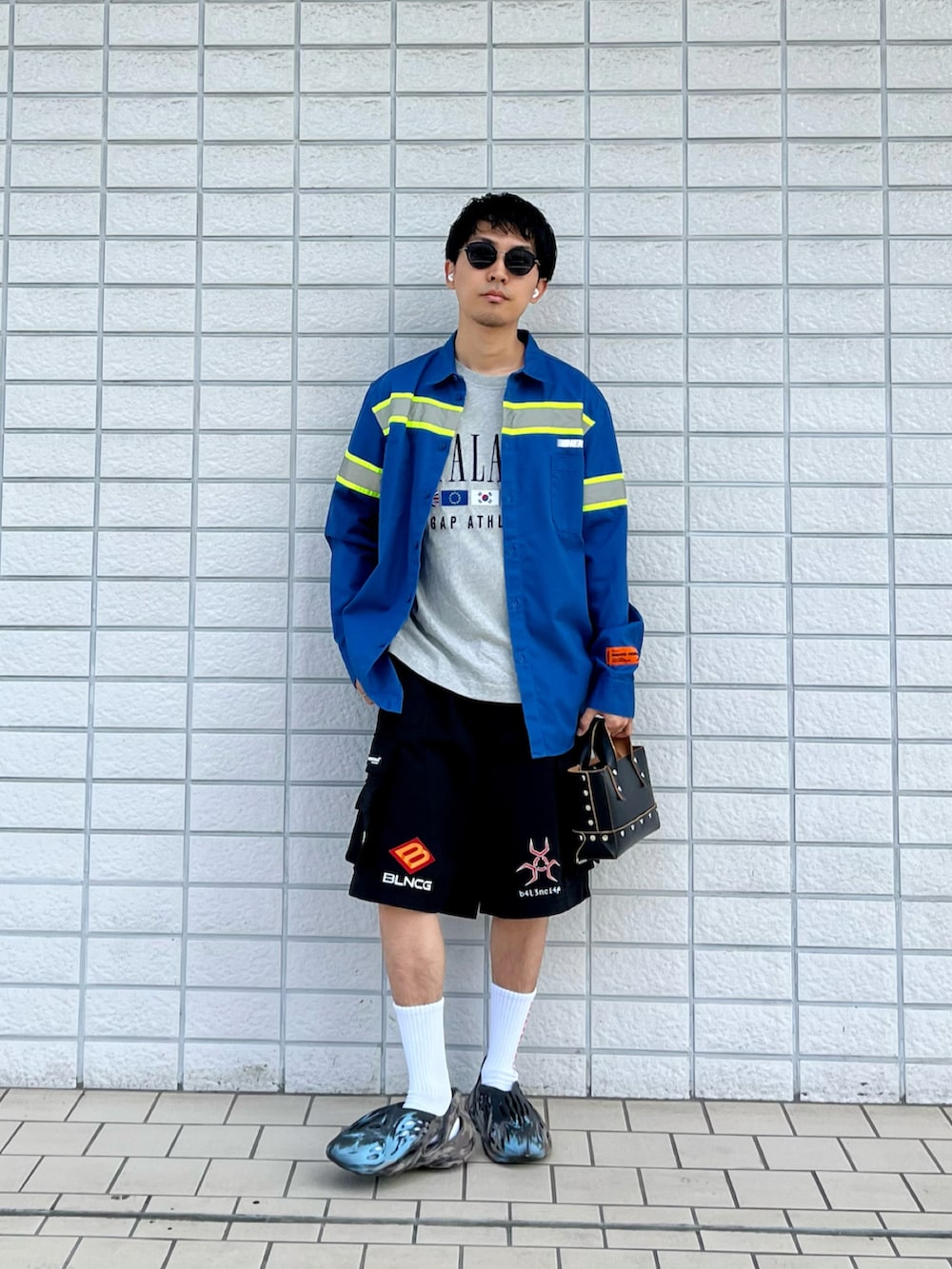 ブルー系のシャツ/ブラウス、グレー系のTシャツ/カットソー、ブラウン系のサンダルを着用したメンズの夏コーディネートの2枚目の写真